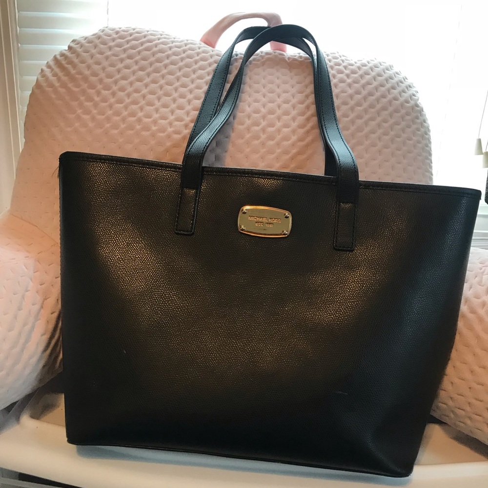 Authentic Michaels Kors Medium Leather Tote